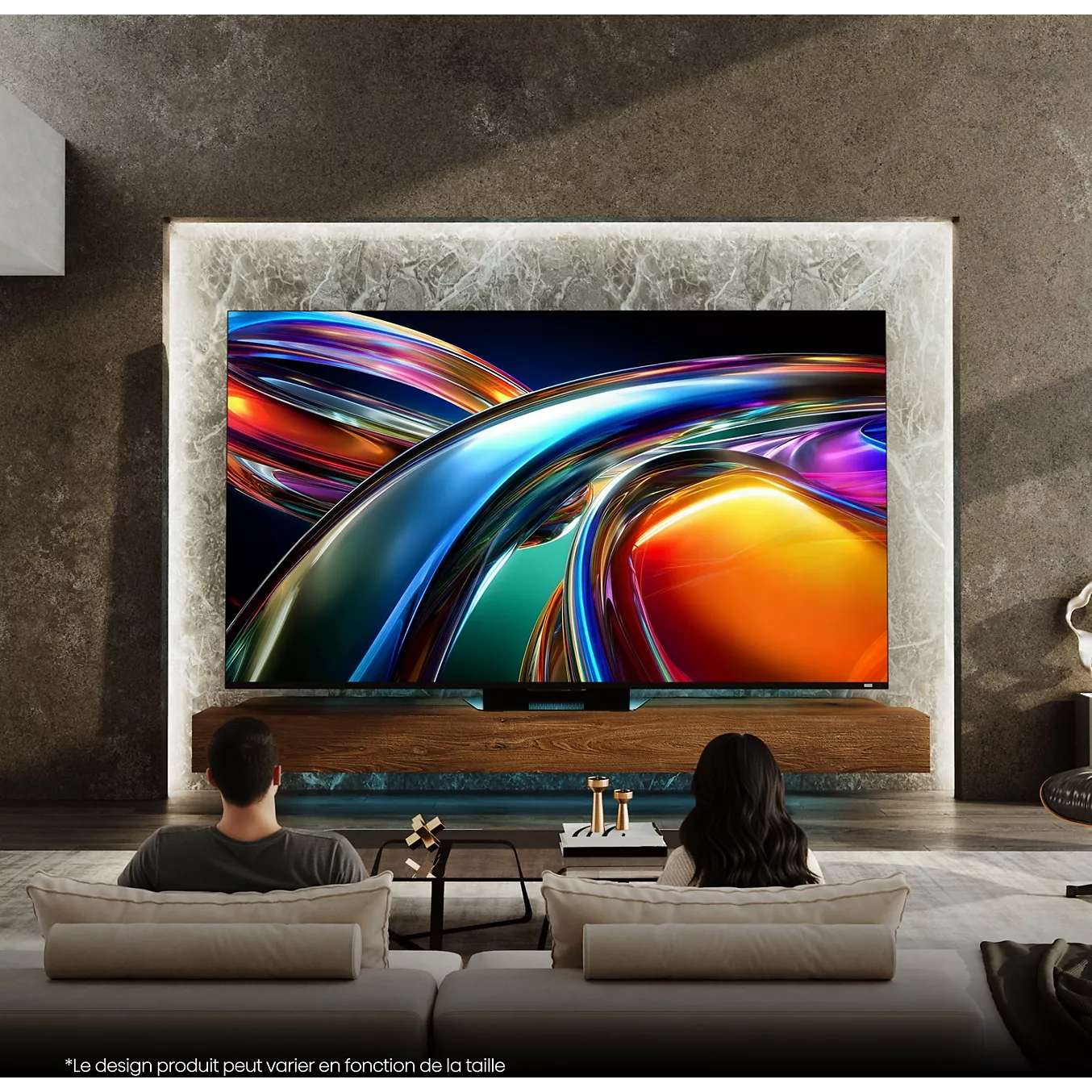 Deux personnes se détendent sur un canapé, regardant des images RVB vibrantes sur un grand téléviseur HISENSE 65UR9S RGB fixé au mur dans un salon moderne.