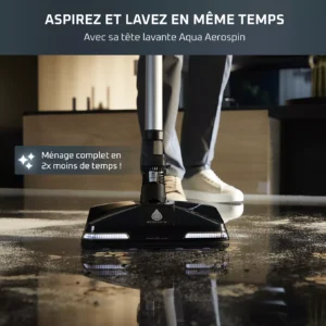 Avec le ROWENTA RH9BC1WO, une personne nettoie un sol humide et sale sous un éclairage intérieur intense.