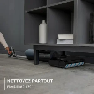 Grâce à la flexibilité à 180° de l'aspirateur ROWENTA GZ5436E0, vous pouvez facilement nettoyer sous les étagères basses.