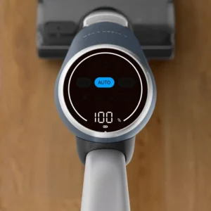 L'écran numérique de l'aspirateur ROWENTA GZ5436E0 affiche le mode "AUTO" et un niveau de batterie de 100 % alors qu'il repose sur un sol en bois.