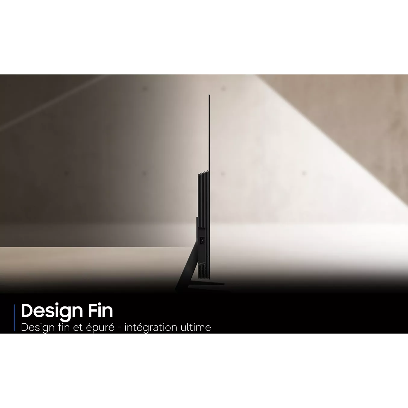 Le téléviseur SAMSUNG TQ65S92H est doté d'un profil latéral ultra-mince, présenté contre un mur neutre pour mettre en valeur son design épuré et minimaliste.