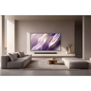 Le salon minimaliste est composé de canapés neutres, d'une table basse ronde et d'un grand téléviseur SAMSUNG TQ65S99H de 65 pouces affichant des œuvres d'art abstraites.