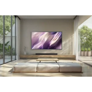 Le salon minimaliste est équipé d'un téléviseur mural SAMSUNG TQ65S99H, de sièges bas de couleur beige et de fenêtres allant du sol au plafond.