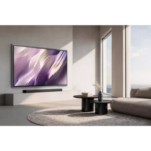 Salon moderne avec un téléviseur mural SAMSUNG TQ65S95H (Copie), une barre de son, des tables basses rondes et de grandes fenêtres baignées de lumière naturelle.
