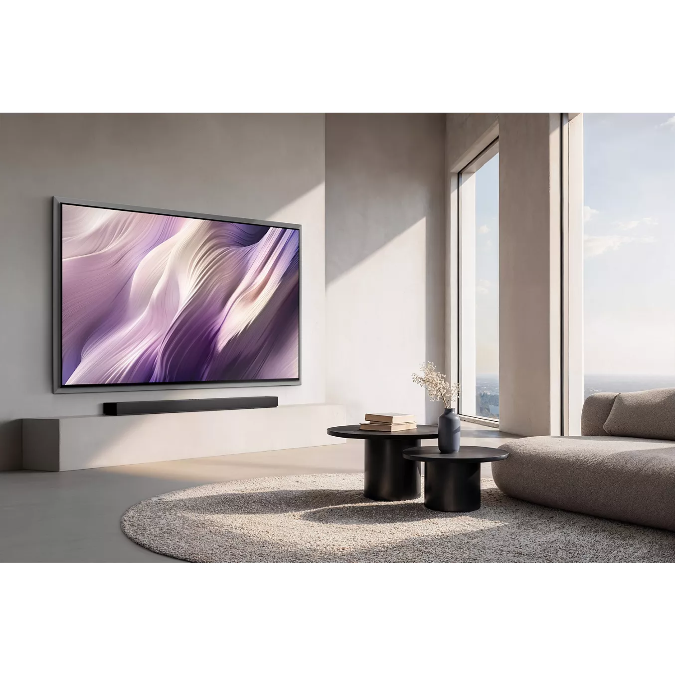 Salon moderne avec un téléviseur mural SAMSUNG TQ65S95H (Copie), une barre de son, des tables basses rondes et de grandes fenêtres baignées de lumière naturelle.