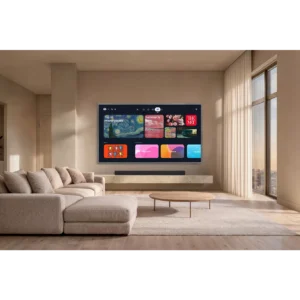 Salon moderne avec un téléviseur SAMSUNG TQ65S99H fixé au mur, un canapé beige, une table basse et des fenêtres allant du sol au plafond.