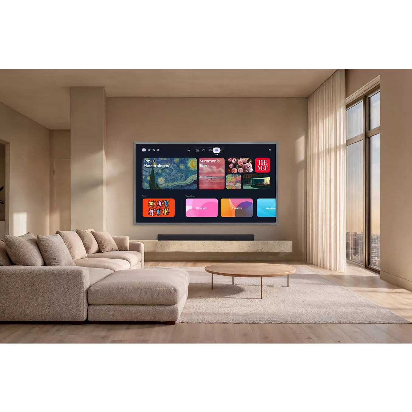 Salon moderne avec un téléviseur SAMSUNG TQ65S99H fixé au mur, un canapé beige, une table basse et des fenêtres allant du sol au plafond.