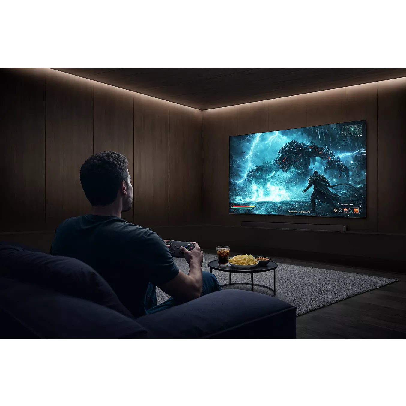 Une personne jouant à un jeu vidéo sur le téléviseur SAMSUNG TQ77S92H dans un salon moderne et sombre avec des snacks sur la table.