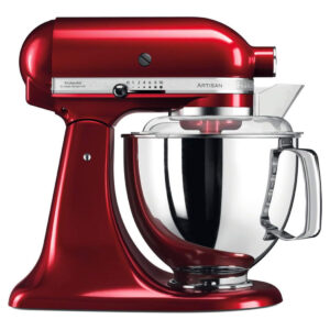 Un robot pâtissier KITCHENAID 5KSM175PSEFL rouge brillant, équipé d'un bol en acier inoxydable et d'un pare-éclaboussures en plastique transparent.