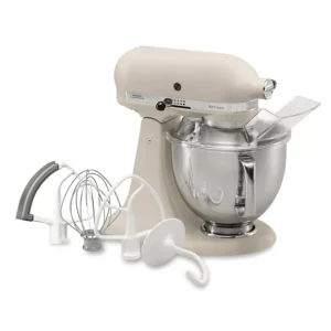 Le robot pâtissier KITCHENAID 5KSM175PSEFL (modèle Copier) de couleur beige est livré avec un bol en acier inoxydable et quatre accessoires de mélange présentés à l'avant.