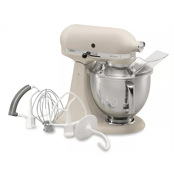 Le robot pâtissier KITCHENAID 5KSM175PSEFL (modèle Copier) de couleur beige est livré avec un bol en acier inoxydable et quatre accessoires de mélange présentés à l'avant.