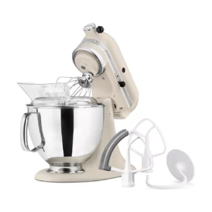 Le robot pâtissier KITCHENAID 5KSM175PSEFL (Copier) est présenté sur un fond blanc, accompagné d'un bol en métal, d'un pare-éclaboussures et de trois accessoires de mélange polyvalents.