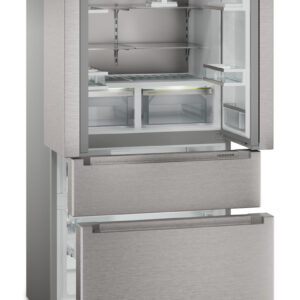 Le réfrigérateur à portes françaises LIEBHERR MBSDDI9524-20 est présenté ici en acier inoxydable, avec ses portes et ses tiroirs ouverts, dévoilant des étagères et des compartiments vides.