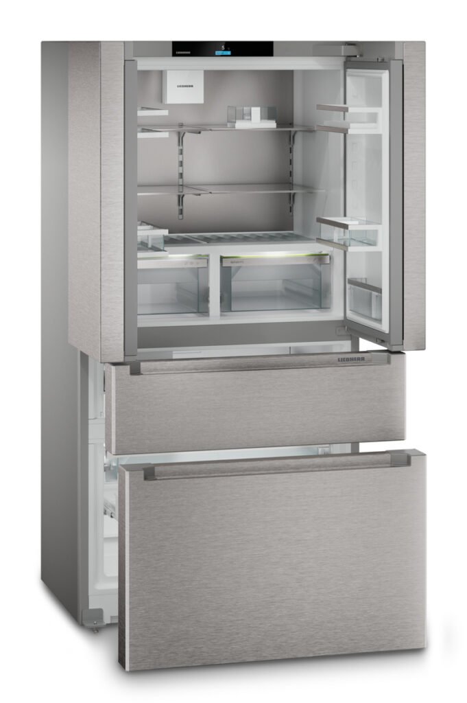Le réfrigérateur à portes françaises LIEBHERR MBSDDI9524-20 est présenté ici en acier inoxydable, avec ses portes et ses tiroirs ouverts, dévoilant des étagères et des compartiments vides.