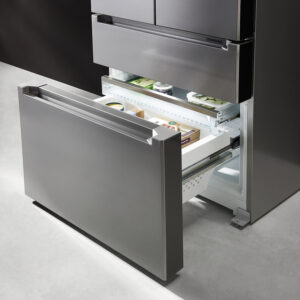 Le réfrigérateur LIEBHERR MBSDDI9524-20 en acier inoxydable se distingue par son design moderne et son tiroir de congélation inférieur ouvert, qui laisse entrevoir les aliments congelés à l'intérieur.