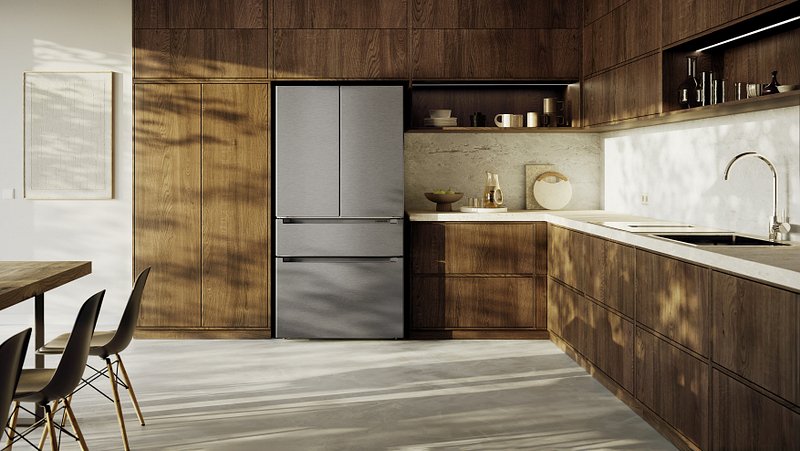 Cuisine moderne avec des placards en bois, des étagères ouvertes, la lumière du soleil qui inonde le sol et un réfrigérateur LIEBHERR MBSDDI9524-20 encastré.