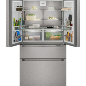 Le réfrigérateur à portes françaises LIEBHERR MBSDDI9524-20 est ouvert, dévoilant des aliments et des boissons soigneusement rangés à l'intérieur de ce réfrigérateur encastrable moderne en acier inoxydable.