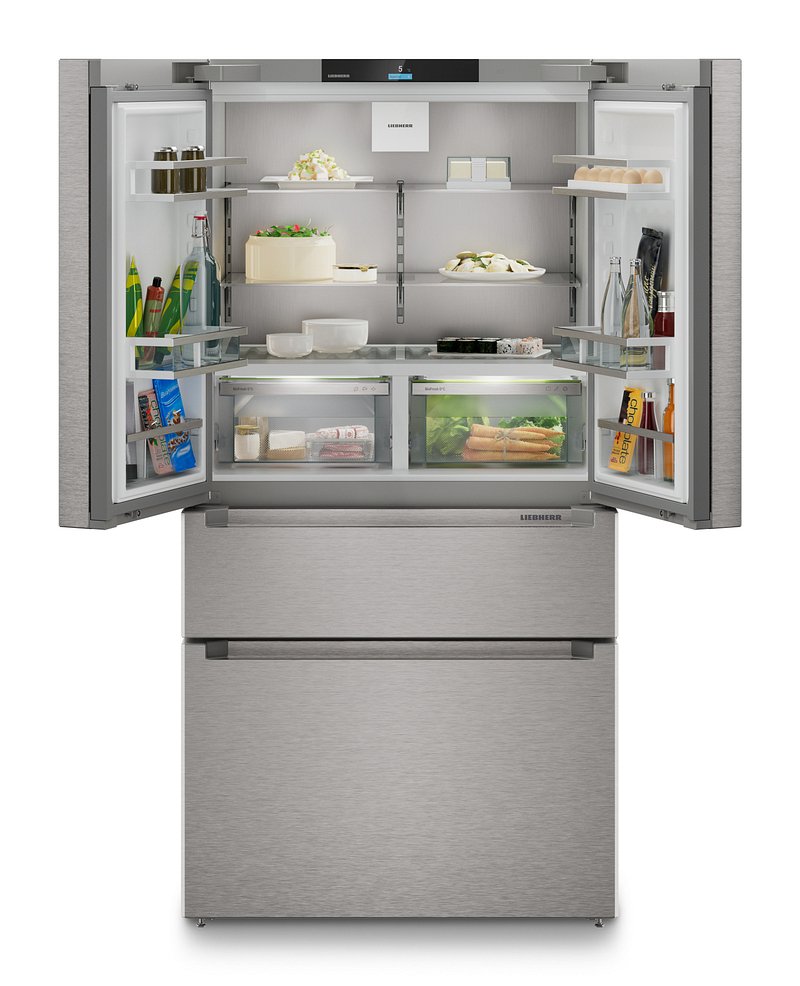 Le réfrigérateur à portes françaises LIEBHERR MBSDDI9524-20 est ouvert, dévoilant des aliments et des boissons soigneusement rangés à l'intérieur de ce réfrigérateur encastrable moderne en acier inoxydable.
