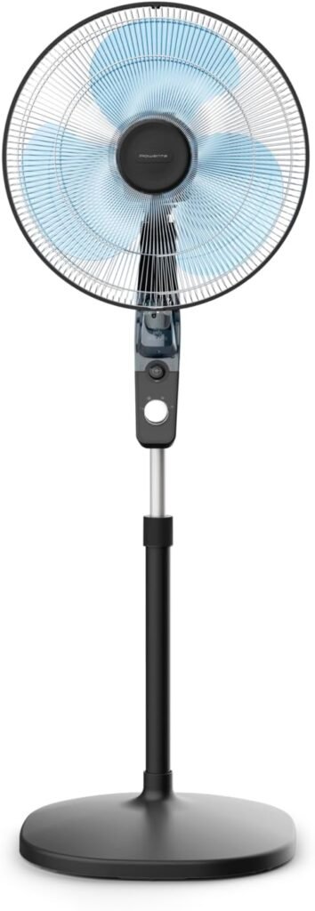 Le ROWENTA VU4420F2 est un ventilateur sur pied noir et bleu doté d'une base ronde et d'une grille de protection, conçu pour offrir un flux d'air puissant et un fonctionnement silencieux.