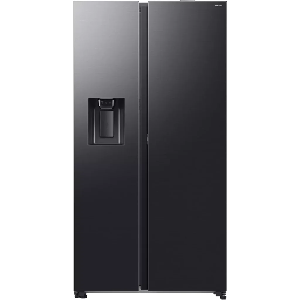 Le SAMSUNG RS70F64KEKEF est un réfrigérateur moderne noir de type « side-by-side » équipé d'un distributeur d'eau et de glaçons intégré dans la porte gauche.