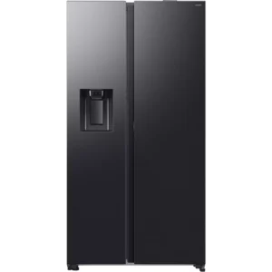 Le SAMSUNG RS70F64KEKEF est un réfrigérateur moderne noir de type « side-by-side » équipé d'un distributeur d'eau et de glaçons intégré dans la porte gauche.