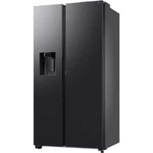 Le SAMSUNG RS70F64KEKEF est un réfrigérateur « side-by-side » noir aux lignes épurées, équipé d'un distributeur d'eau et de glaçons intégré dans la porte de gauche.
