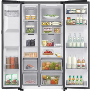 Ouvrez le réfrigérateur « side-by-side » SAMSUNG RS70F64KEKEF, qui contient des fruits, des légumes, des boissons, des produits laitiers, des œufs et divers aliments emballés.