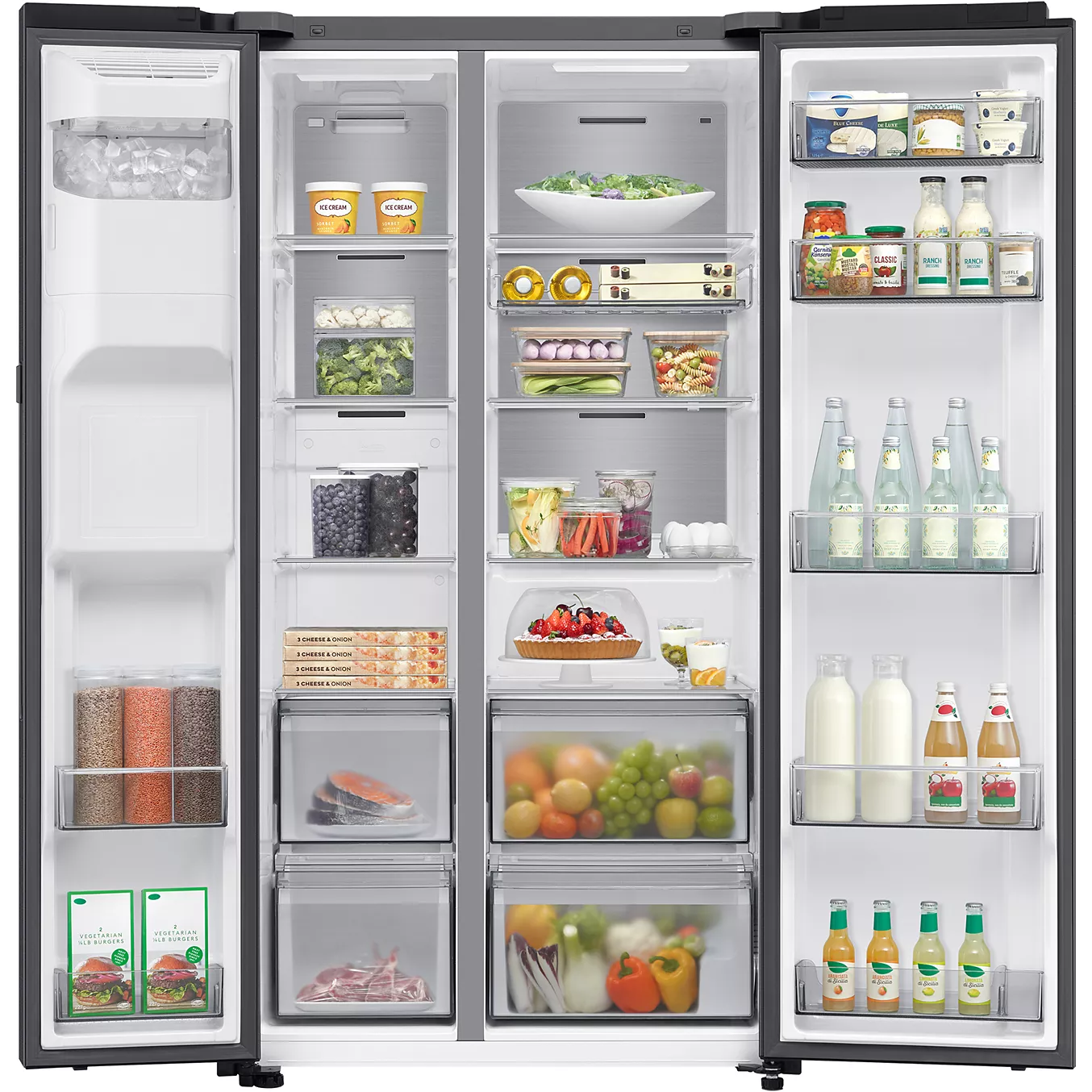Ouvrez le réfrigérateur « side-by-side » SAMSUNG RS70F64KEKEF, qui contient des fruits, des légumes, des boissons, des produits laitiers, des œufs et divers aliments emballés.