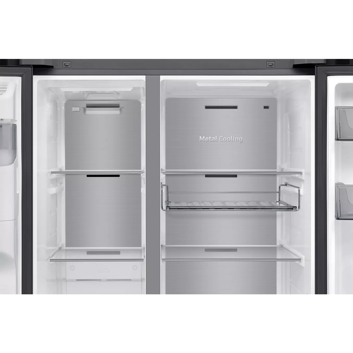 L'intérieur spacieux du réfrigérateur en acier inoxydable SAMSUNG RS70F64KEKEF est dégagé et vide ; il comporte des étagères et une étiquette « Metal Cooling » sur la paroi arrière.