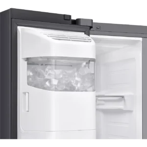 Porte du congélateur ouverte, laissant apparaître la machine à glaçons automatique intégrée du modèle SAMSUNG RS70F64KEKEF, remplie de glaçons tout juste sortis.