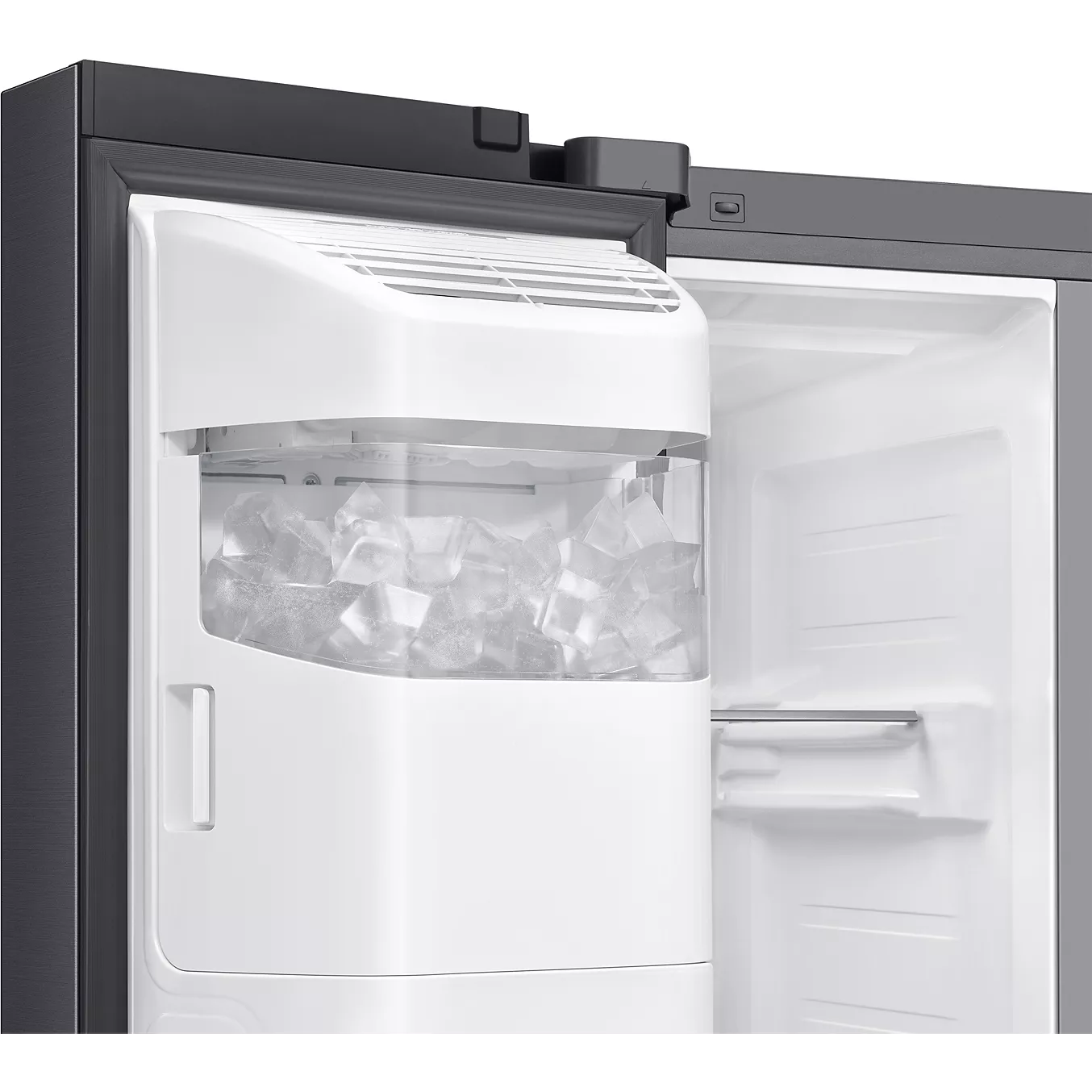 Porte du congélateur ouverte, laissant apparaître la machine à glaçons automatique intégrée du modèle SAMSUNG RS70F64KEKEF, remplie de glaçons tout juste sortis.