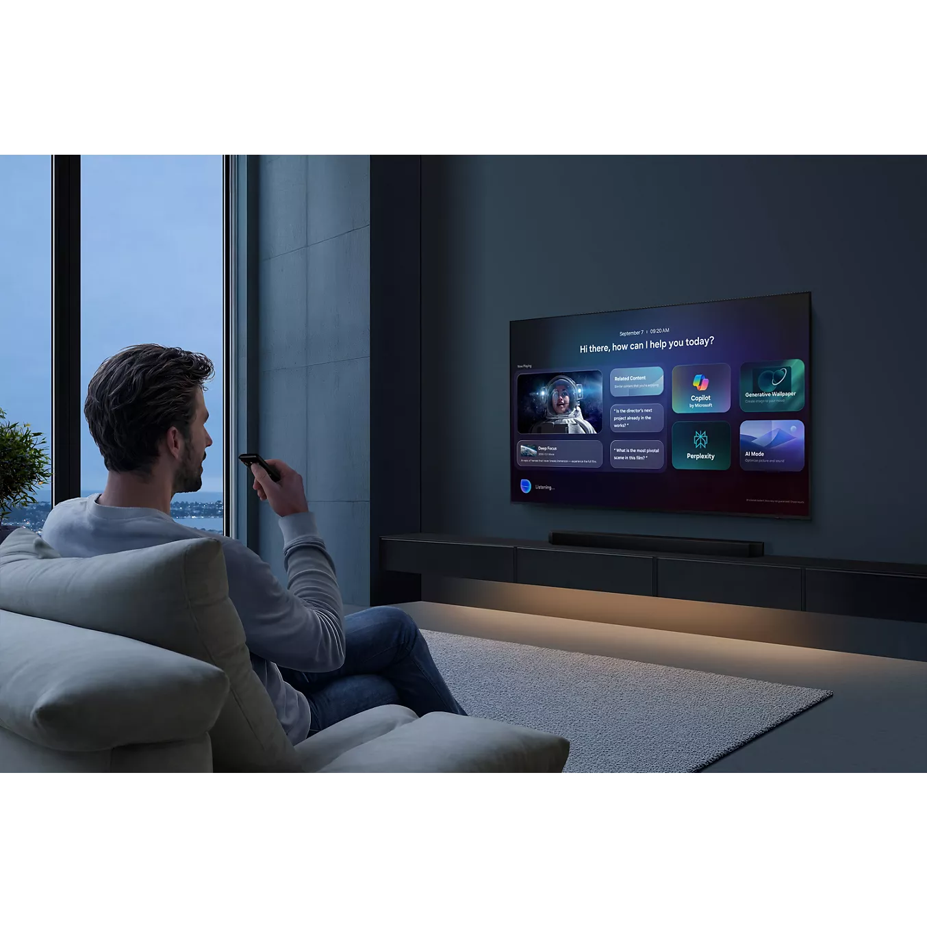 Un homme utilise une télécommande pour contrôler le téléviseur connecté SAMSUNG TMR75R85H, parcourant différentes applications depuis son canapé dans un salon moderne.