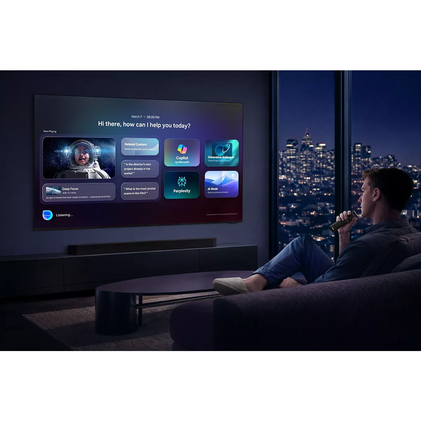 Le soir, un homme est assis sur un canapé et utilise une télécommande pour interagir avec son téléviseur connecté SAMSUNG TMR75R95H, sur lequel s'affiche un assistant virtuel.