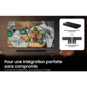 Un téléviseur SAMSUNG TMR75R95H aux lignes épurées est fixé au mur au-dessus d'une barre de son ; il diffuse une nature morte à l'écran, accompagnée d'un texte en français en dessous.