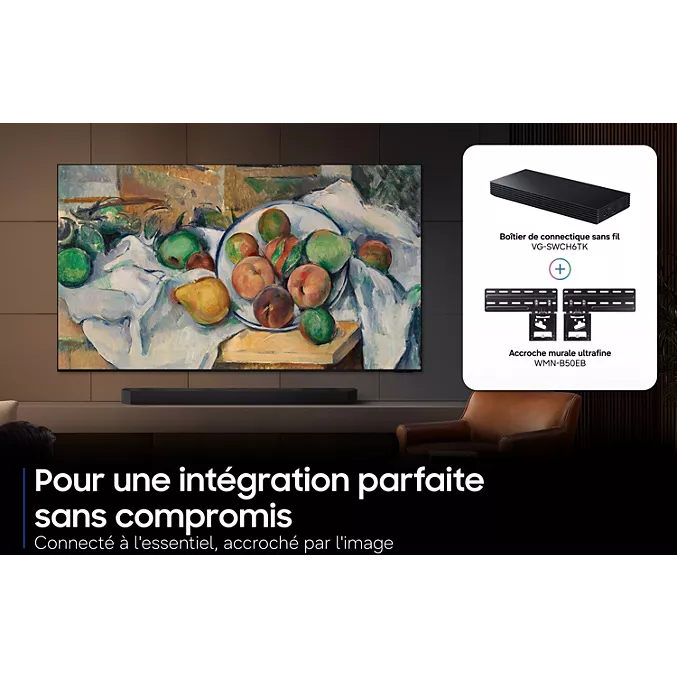 Un téléviseur SAMSUNG TMR75R95H aux lignes épurées est fixé au mur au-dessus d'une barre de son ; il diffuse une nature morte à l'écran, accompagnée d'un texte en français en dessous.