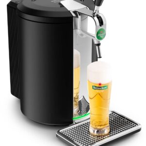 Le distributeur de bière KRUPS YY4808FD, dont le design rappelle celui d'une machine à café, sert un verre de bière mousseux qui repose sur son bac d'égouttage.