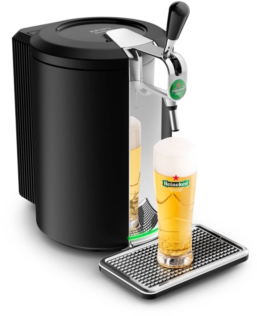 Le distributeur de bière KRUPS YY4808FD, dont le design rappelle celui d'une machine à café, sert un verre de bière mousseux qui repose sur son bac d'égouttage.