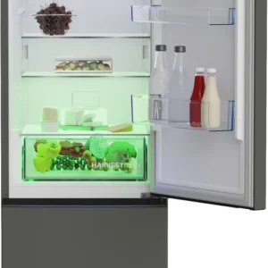 Le réfrigérateur SMEG FD14EW est ouvert, dévoilant ses étagères où sont disposés des œufs, des bocaux, des fruits, des légumes et des bouteilles ; ses tiroirs de congélateur situés dans la partie inférieure restent fermés.