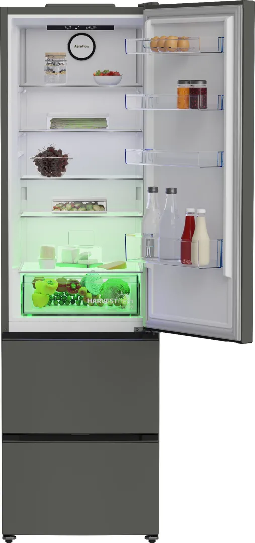 Le réfrigérateur SMEG FD14EW est ouvert, dévoilant ses étagères où sont disposés des œufs, des bocaux, des fruits, des légumes et des bouteilles ; ses tiroirs de congélateur situés dans la partie inférieure restent fermés.