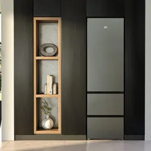Cuisine moderne équipée d'un réfrigérateur SMEG FD14EW gris mat, agrémentée d'armoires foncées, d'étagères ouvertes et de plantes décoratives.