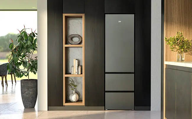 Cuisine moderne équipée d'un réfrigérateur SMEG FD14EW gris mat, agrémentée d'armoires foncées, d'étagères ouvertes et de plantes décoratives.