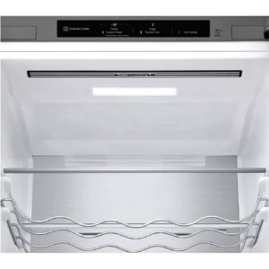 Vue intérieure du réfrigérateur LG GBV3200DPY, équipé d'un casier à vin en métal, d'un éclairage LED et d'un panneau de commande numérique situé en haut de l'appareil.