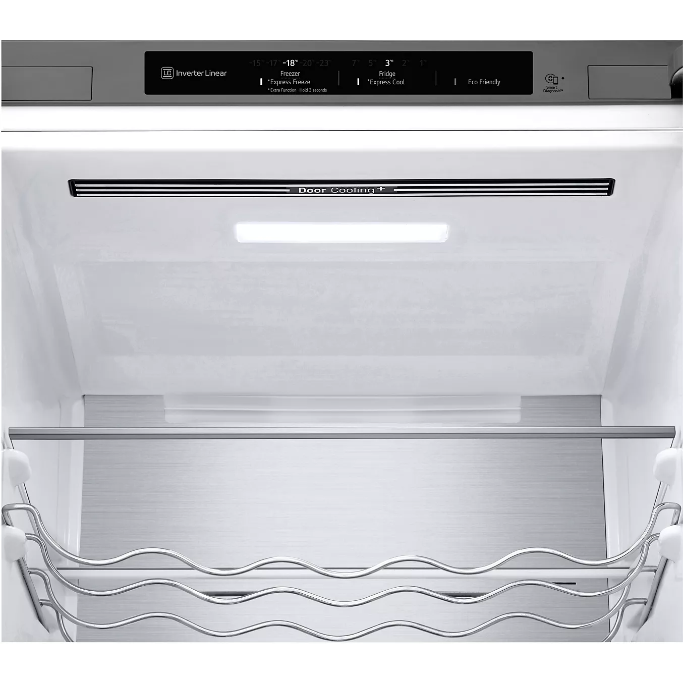 Vue intérieure du réfrigérateur LG GBV3200DPY, équipé d'un casier à vin en métal, d'un éclairage LED et d'un panneau de commande numérique situé en haut de l'appareil.