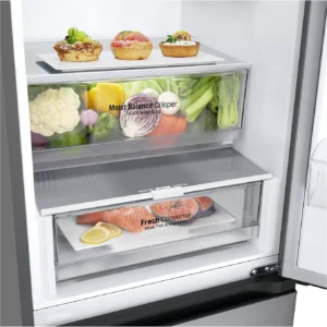 Ouvrez le réfrigérateur LG GBV3200DPY, dans lequel on peut voir des desserts, des légumes et un filet de saumon sur des clayettes portant les inscriptions « Moist Balance Crisper » et « Fresh Converter ».
