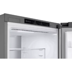 Ouvrez la porte du réfrigérateur LG GBV3200DPY pour découvrir les étagères intérieures et un panneau de commande numérique situé sur le bord supérieur.