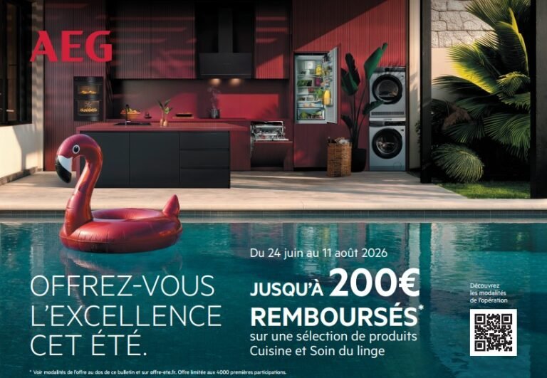 La cuisine extérieure et la buanderie modernes de style ODR, situées au bord de la piscine et équipées d'appareils électroménagers AEG au design épuré, sont agrémentées d'un grand flamant rose gonflable flottant dans l'eau : l'endroit idéal pour profiter de l'été avec élégance.
