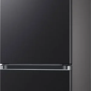 Cet élégant réfrigérateur noir SAMSUNG RB34C602EB1 est doté d'un compartiment réfrigérateur en haut et d'un tiroir congélateur en bas ; sa conception légèrement inclinée lui confère un look moderne et optimise l'espace de rangement dans la cuisine.