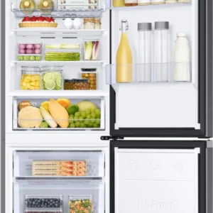 Un réfrigérateur bien rangé, comme le SAMSUNG RB34C602EB1, rempli de fruits, de légumes, de boissons, de produits laitiers, de plats préparés et de condiments.