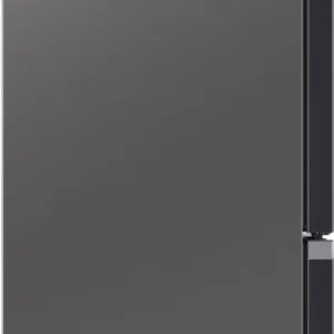 Vue de face du réfrigérateur SAMSUNG RB34C602EB1 fermé, avec une finition argentée, une porte unique et une poignée noire.