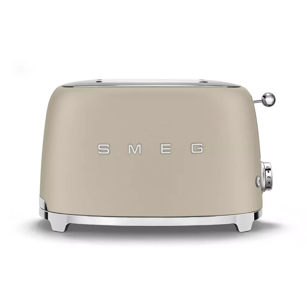 Grille-pain SMEG TSF01CHMEU (Copier) de couleur beige, rehaussé de touches chromées, photographié de face sur un fond blanc uni.